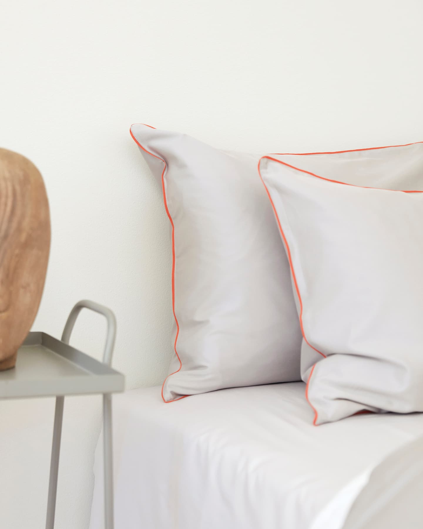 Tyynyliina Strimma - Concrete Grey ryhmässä Lakanat / Tyynyliinat @ A L V A (1046)