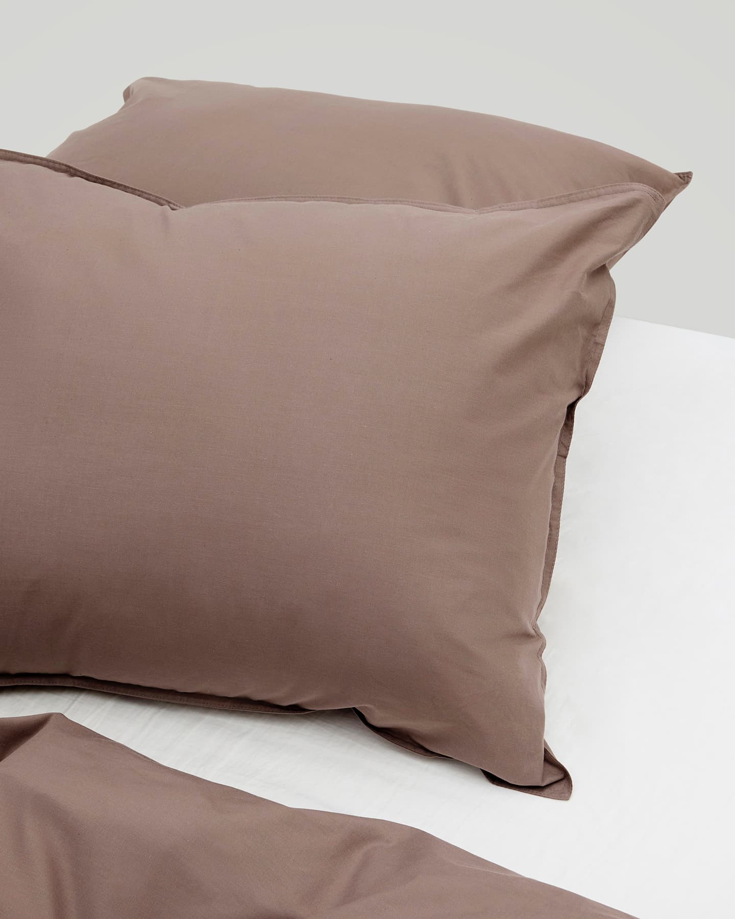Tyynyliina Nejd Percale - Deep Taupe ryhmässä Lakanat / Tyynyliinat @ A L V A (1227)