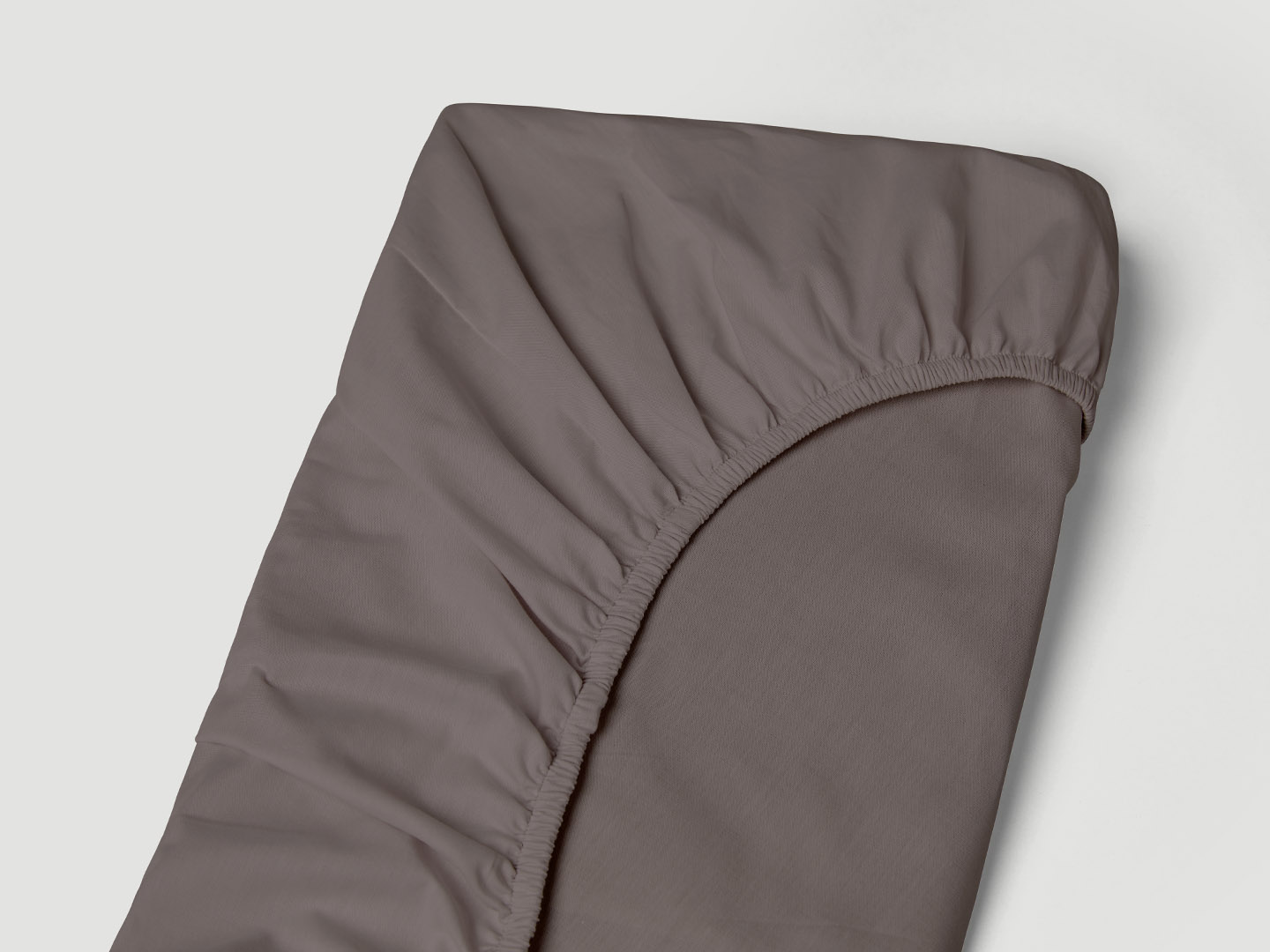 Muotoonommeltu lakana Nejd Percale - Deep Taupe ryhmss Lakanat / Muotoonommeltu lakana @ A L V A (1256)