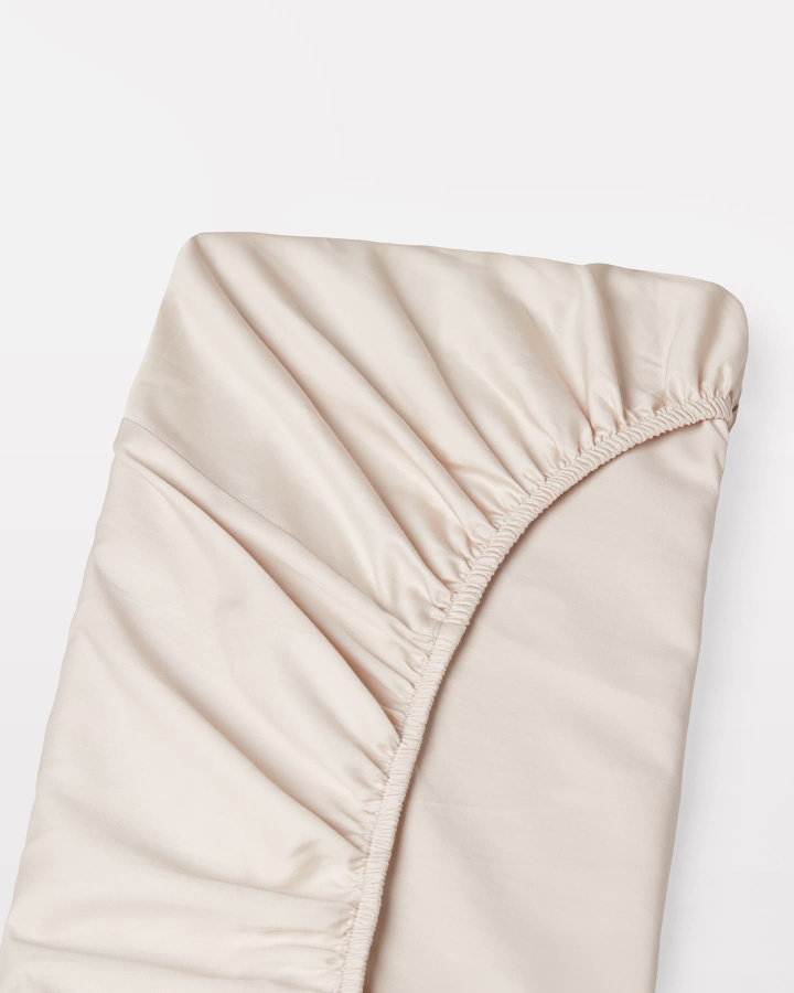 Muotoonommeltu lakana Seashell Beige ryhmässä Lakanat / Aluslakanat @ A L V A (1137)