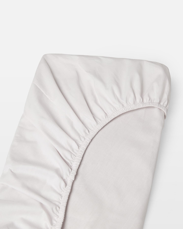 Muotoonommeltu lakana Nejd Percale - Pearl Grey ryhmässä Lakanat / Muotoonommeltu lakana @ A L V A (1138)