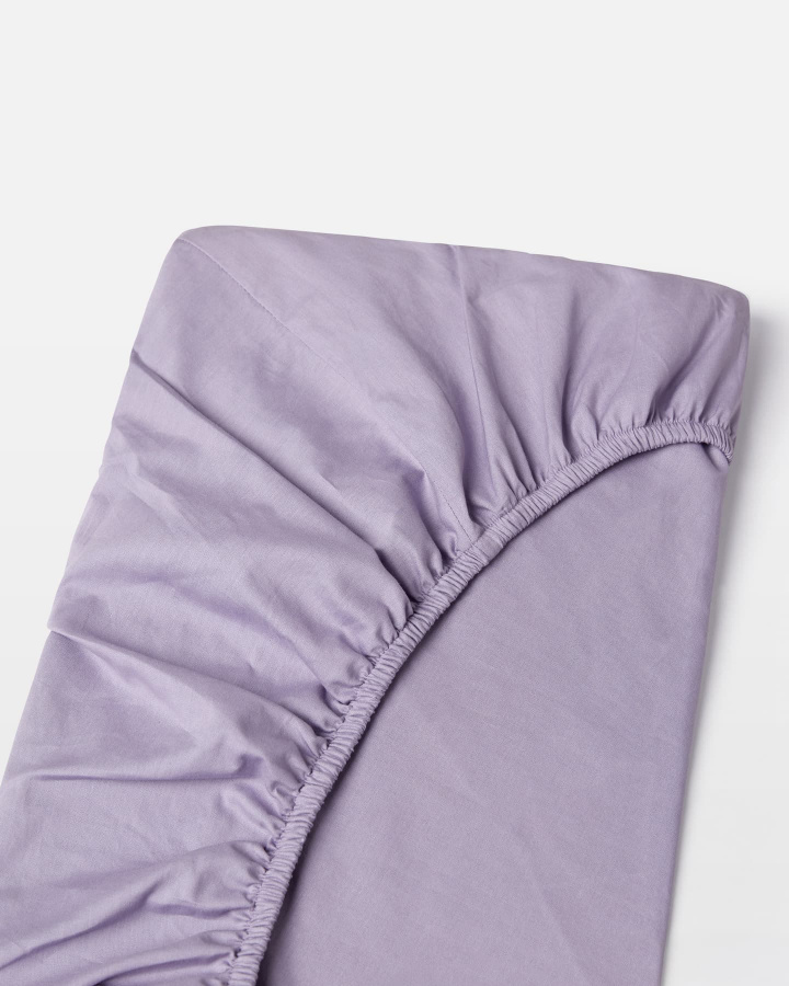 Muotoonommeltu lakana Nejd Percale - Dusty Lilac ryhmässä Lakanat / Muotoonommeltu lakana @ A L V A (1140)