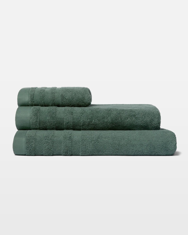Pyyhe Essens - Washed Bottle Green ryhmässä Kylpyhuoneen / Pyyhkeet @ A L V A (1178)