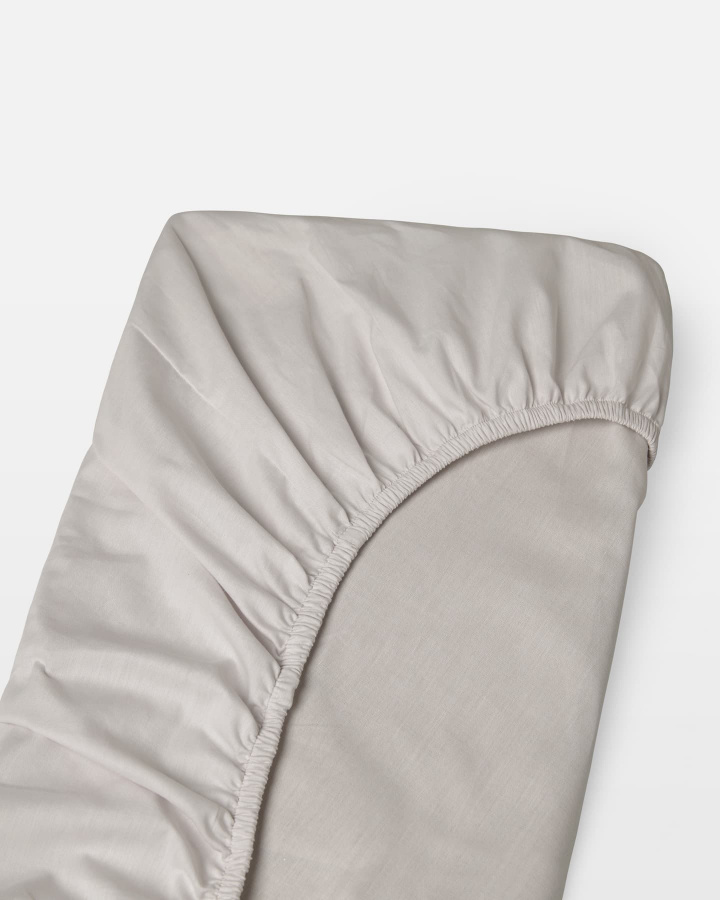 Muotoonommeltu lakana Nejd Percale - Khaki Grey ryhmässä Lakanat / Muotoonommeltu lakana @ A L V A (1188)