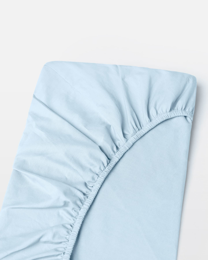 Muotoonommeltu lakana Nejd Percale - Ice Blue ryhmässä Lakanat / Muotoonommeltu lakana @ A L V A (1189)