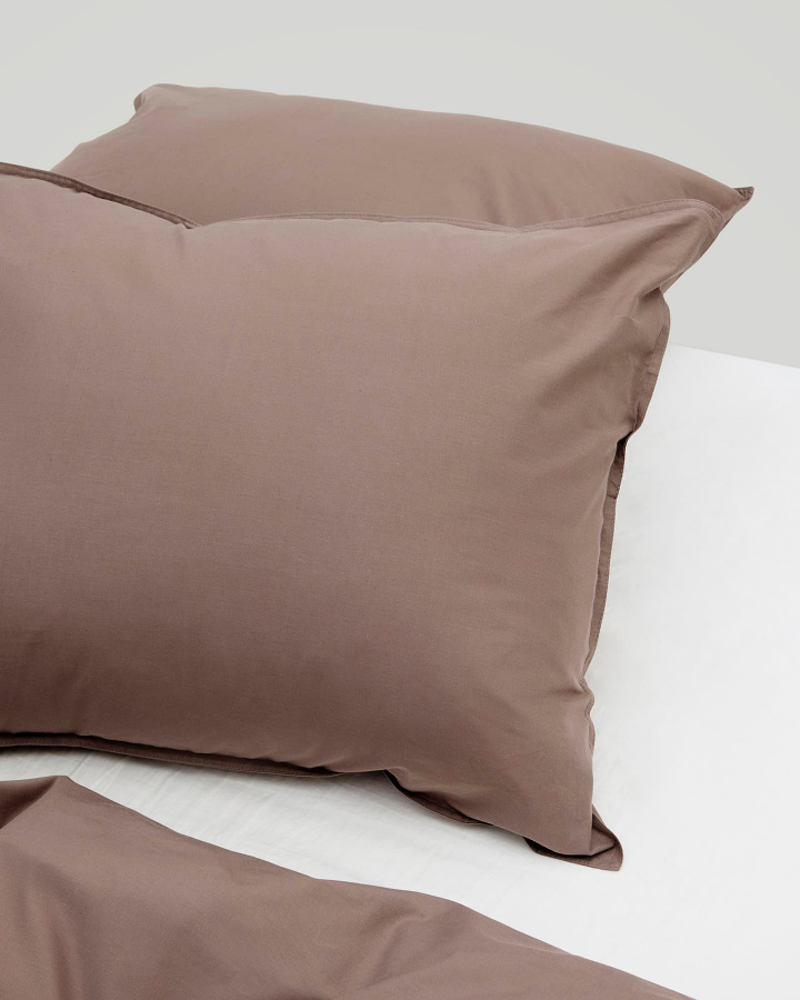 Tyynyliina Nejd Percale - Deep Taupe ryhmässä Lakanat / Tyynyliinat @ A L V A (1227)