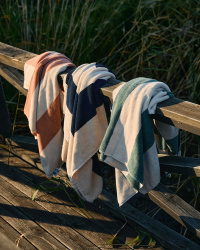 Rantapyyhe Vinda - Seashell Beige / Midnight Blue Rantapyyhe Vinda - Seashell Beige / Midnight Blue