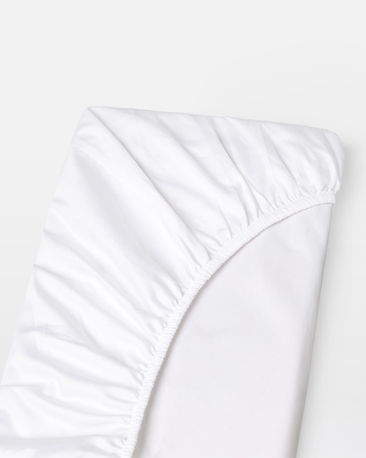 Muotoonommeltu lakana Nejd Percale - Cloud White ryhmässä Lakanat / Muotoonommeltu lakana @ A L V A (1255)