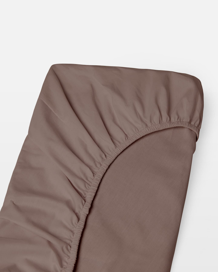 Muotoonommeltu lakana Nejd Percale - Deep Taupe ryhmässä Lakanat / Muotoonommeltu lakana @ A L V A (1256)