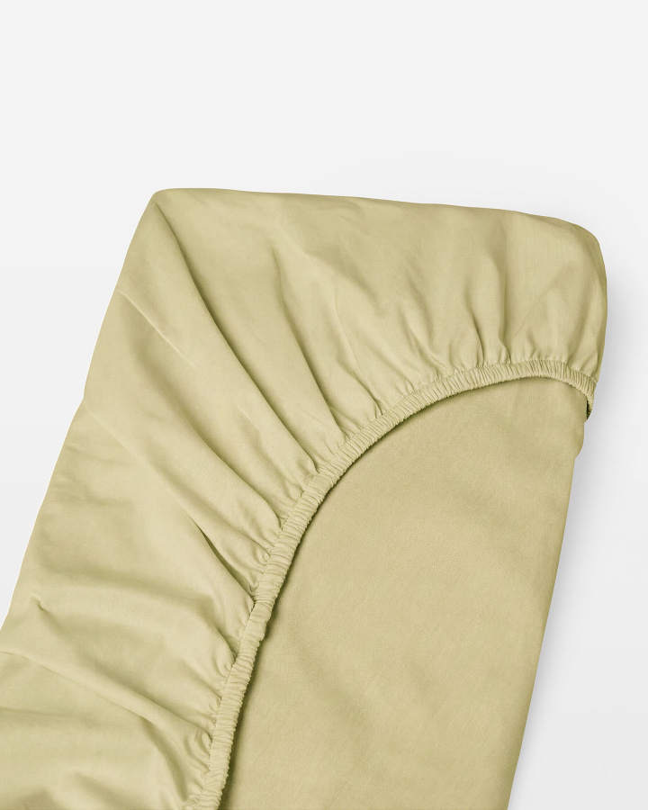 Muotoonommeltu lakana Nejd Percale - Meadow Green ryhmässä Lakanat / Muotoonommeltu lakana @ A L V A (1284)